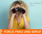 Fokus Frau und Beruf Frau mit Fernrohr für Weitblick im Berufsleben